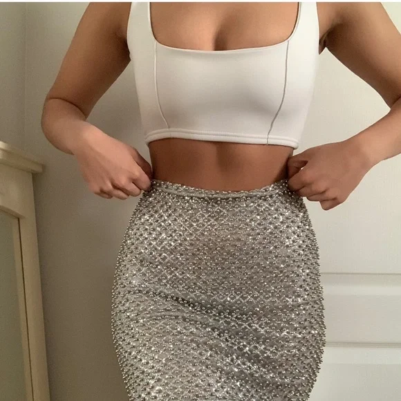 GLITTERY SLIVER MINI SKIRT - Picture 2 of 3